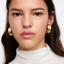 Großhandel JUJIA Frauen Ohrringe Vintage Trendy Shiny Gold Metall Clip Ohrringe Erklärung Schmuck Brincos Großhandel