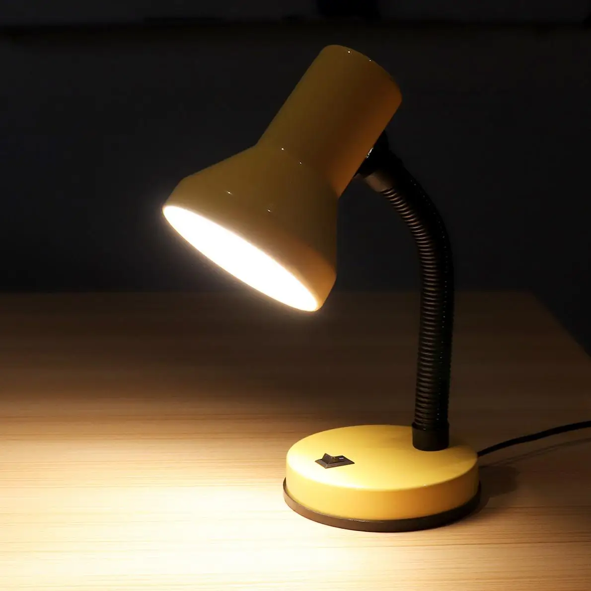 Светодиодный портативный флекторный Настольный светильник с широким напряжением и кнопочным выключателем для студенческого дома/офиса