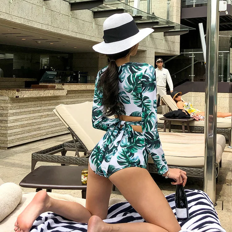 mulheres um pedaço de natação surf rushguard