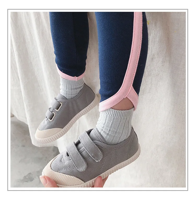 Осенние модные Универсальные парусиновые кроссовки для мальчиков и девочек; Детские однотонные дышащие и Нескользящие повседневные туфли на застежке-липучке