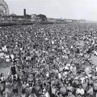 Coney Island Crowd Poster Print (36 x 24)