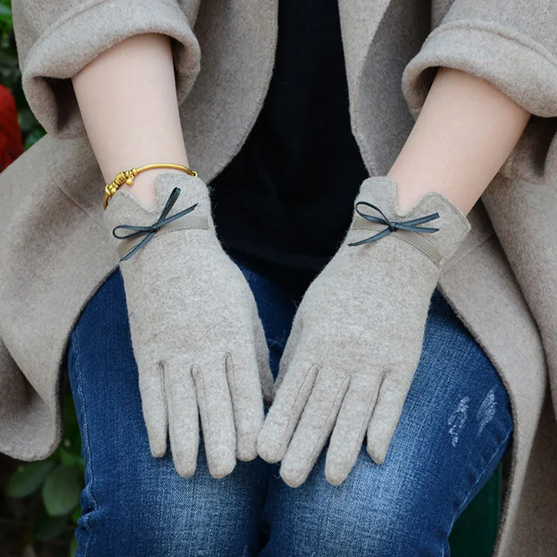 Women touch Mitten Gloves Winter Women Warm Cashmere Full Finger Leather Bow Gloves Wool Embroidery Touch Screen Gloves C23 - Цвет: C22 Khaki