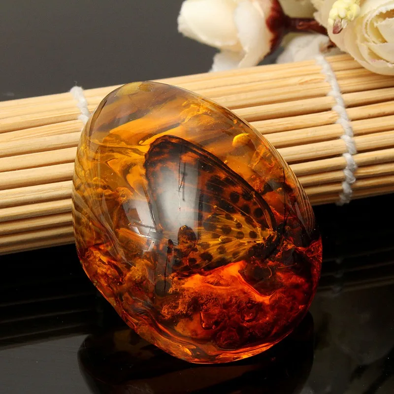 

Resin Amber Butterfly Insects Stone Pendant Necklace 5*4cm 0.8'' Thickness Gemstone for DIY Jewellery Pendant Crafts Gifts