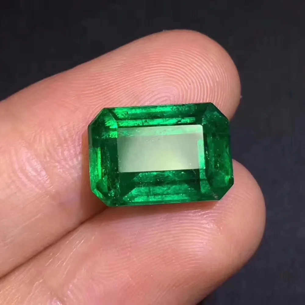 Collection AIGS certificated 7.07ct Faceted Vivid Green Natural Emerald