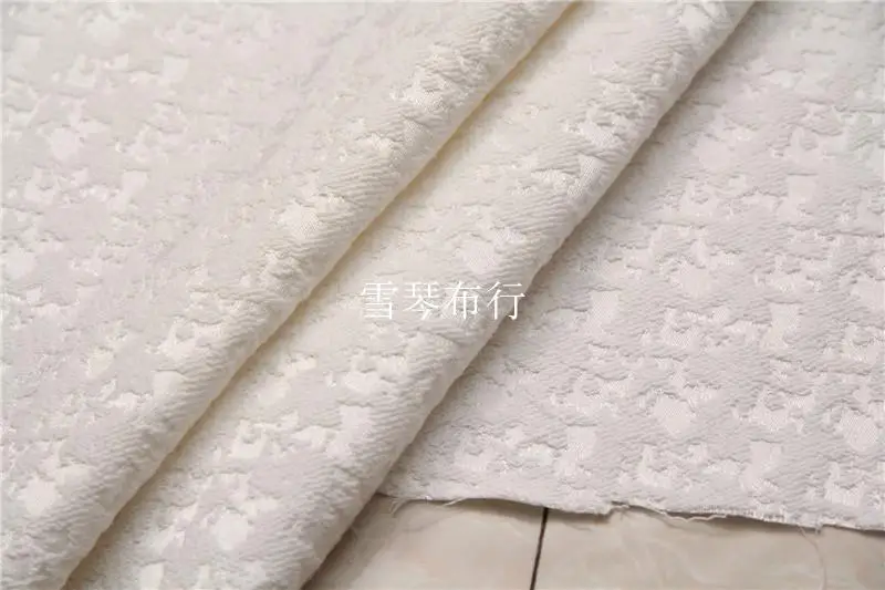 Ткань из жаккардовой вискозы молочно-белый фон с хаудстутом цена за 1 метр