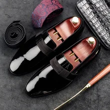 Роскошная мужская повседневная обувь без застежки с круглым носком; удобные мужские лоферы из лакированной кожи; Роскошные Дизайнерские мужские мокасины на плоской подошве; AC61