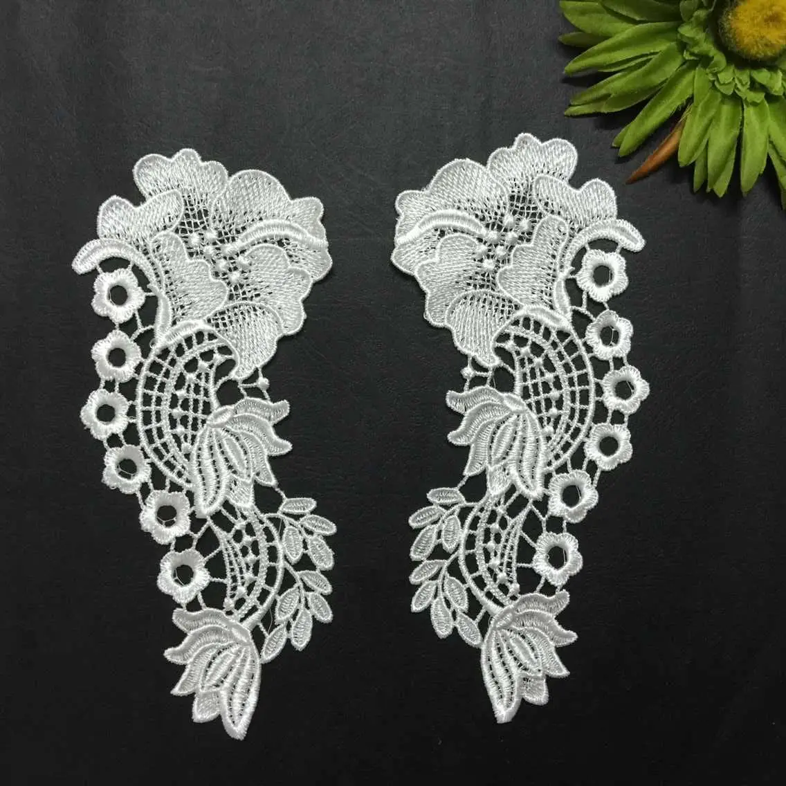 Cute flower design 19.6*9cm Ivory color lace trim for wedding,wedding
