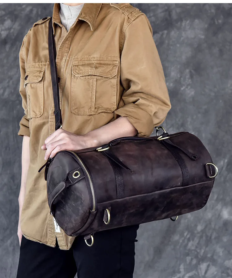 Modellschau des Woosir Herren Vintage-Rucksacks aus echtem Leder in zylindrischer Form