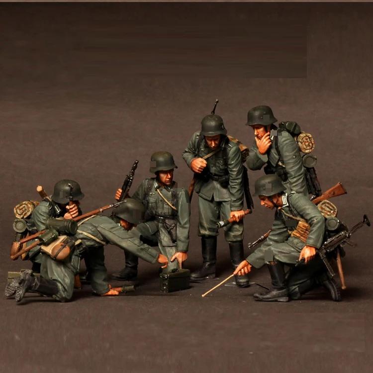 

1/35 Scale Unpainted Resin Figure briefing before the attack 6 figures GK figure