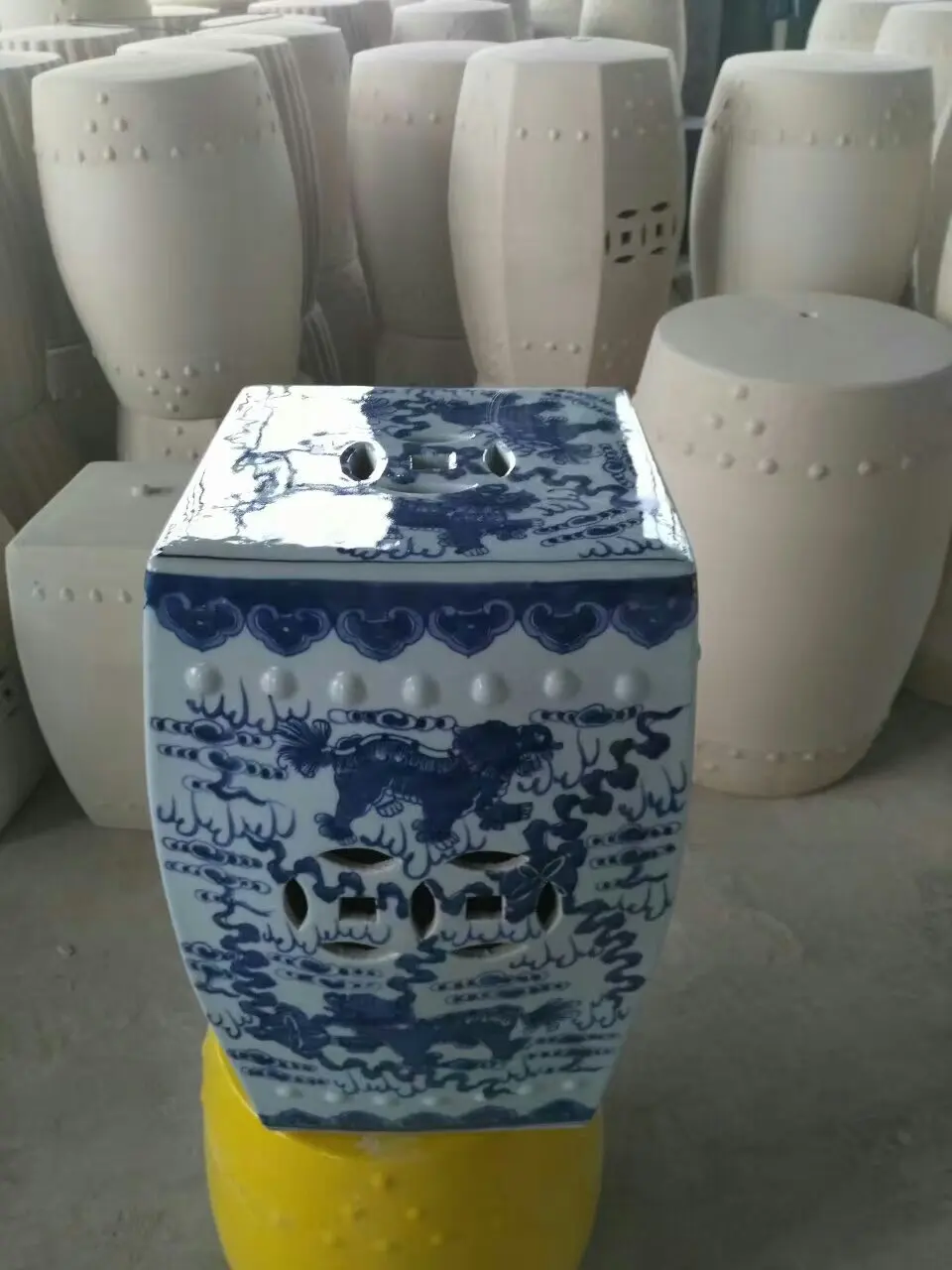 Lion painting Porcelain Jindezhen bathroom dressing ceramic garden stool Chinese ceramic drum stool bathroom ceramic stool blue (1)