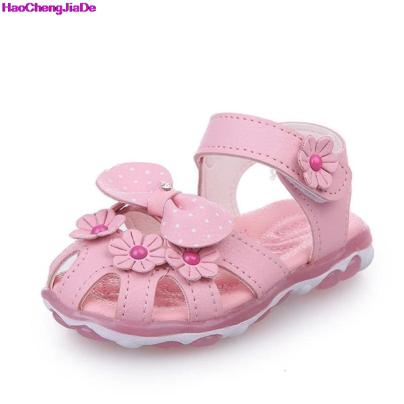 

HaoChengJiaDe 2018 New Girls Baby Led Summer Sandals With Flowers Luminous Lighting First Walk Beach Sandals Girls Slipper Shoes