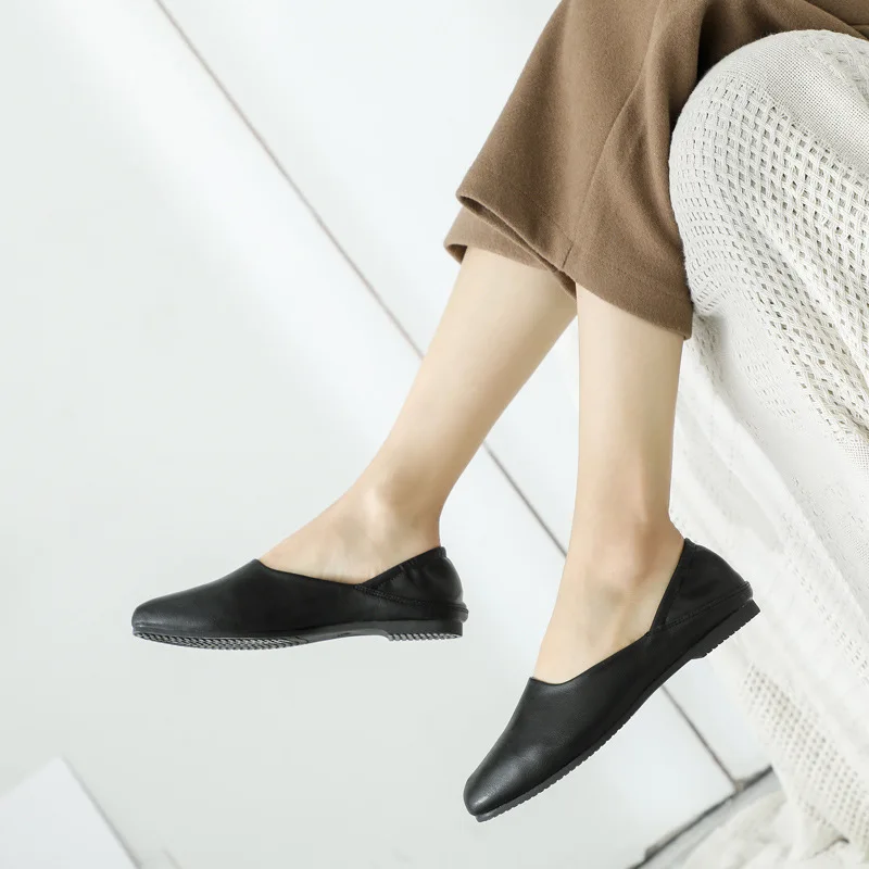 

2019 spring new fashion simple solid color casual shoes women soft and comfortable large size wild flat shoes.