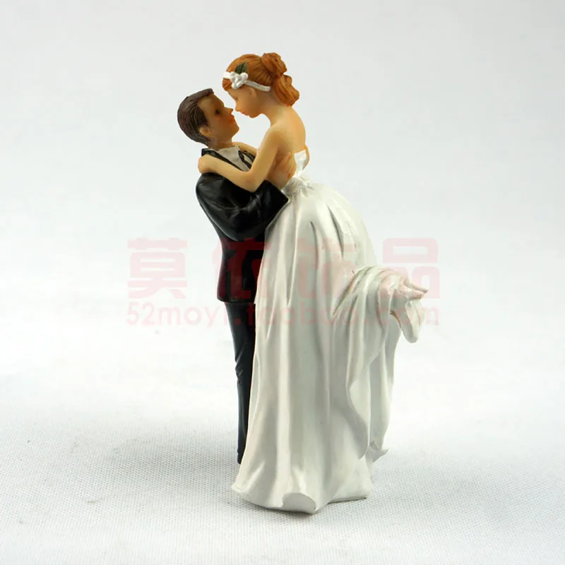 

Wedding Favor Groom Bride Look Fcae To Fcae Romantic Couple Figurine European Style Wedding Cake Toppers Wedding Decoration