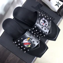 Модная новинка г.; шлепанцы на плоской подошве с вышивкой тигра; мужские шлепанцы с заклепками; летние сандалии в римском стиле