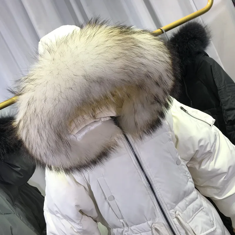 TopFurMall) Европейской зимы Для женщин парки вниз пальто мех енота капюшоном Леди Длинные Верхняя одежда; пальто 4XL LF5065