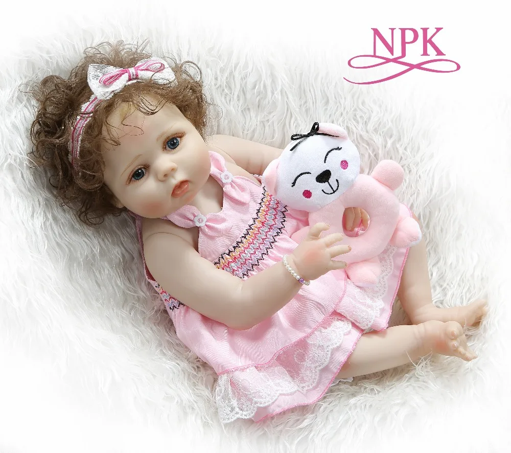 NPK 56 см полностью тело slicone reborn baby doll девочка bebe Кукла reborn Ванна игрушка ручной корни вьющиеся волосы Анатомически правильные