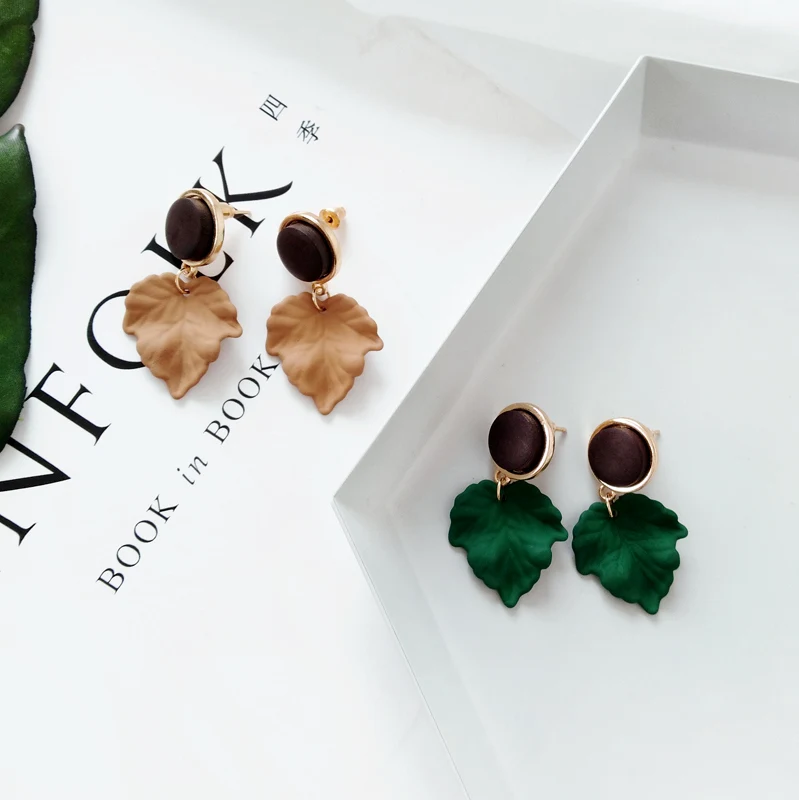 

Free Shipping New Sweet Maple Leaf Green Brown Wood Earring