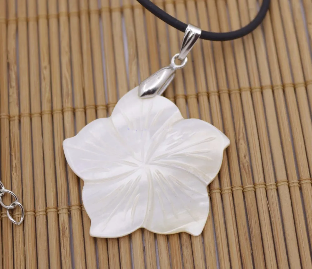 38mm Shell Flower White Mother of Pearl Black Rubber Rope Pendant 18&quot Long | Украшения и аксессуары