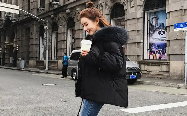 Утепленные зимние Короткое пальто Для женщин Oversize 2018 большой реальный натуральный мех парка-пуховик с утиным пухом верхняя одежда с