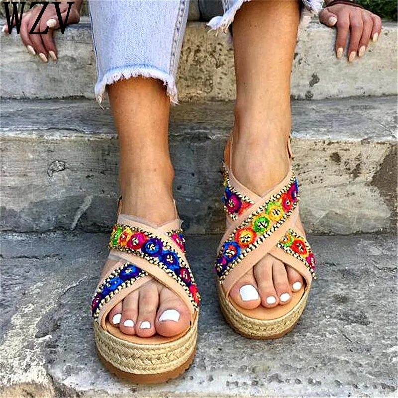 

2019 New Summer Rome Sandals Ethnic Style Slugged Bottom Handmade Beads Sandals Buckle Casual Flats Shoes Woman Sandals b34