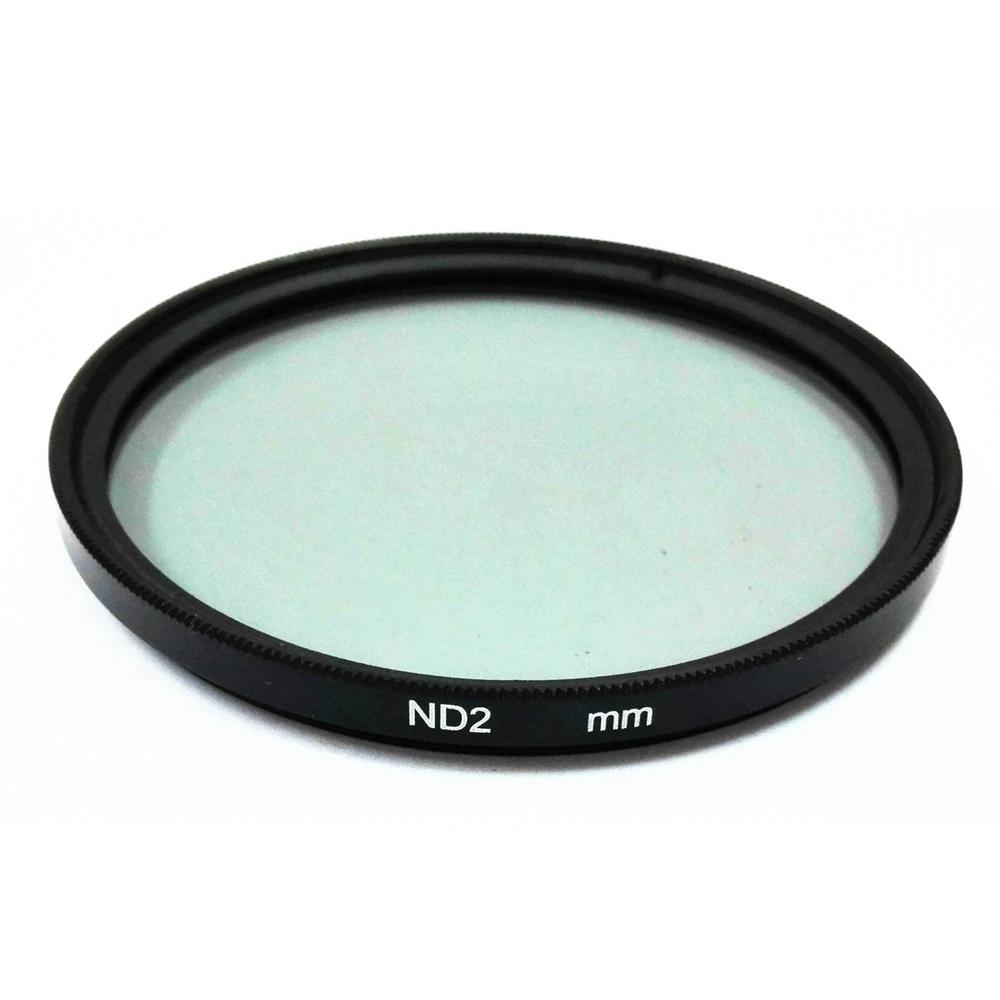 Filtre ND8 jaune pour objectif photo posé sur une surface, avec un arrière-plan flou d'objectifs et d'accessoires photo.