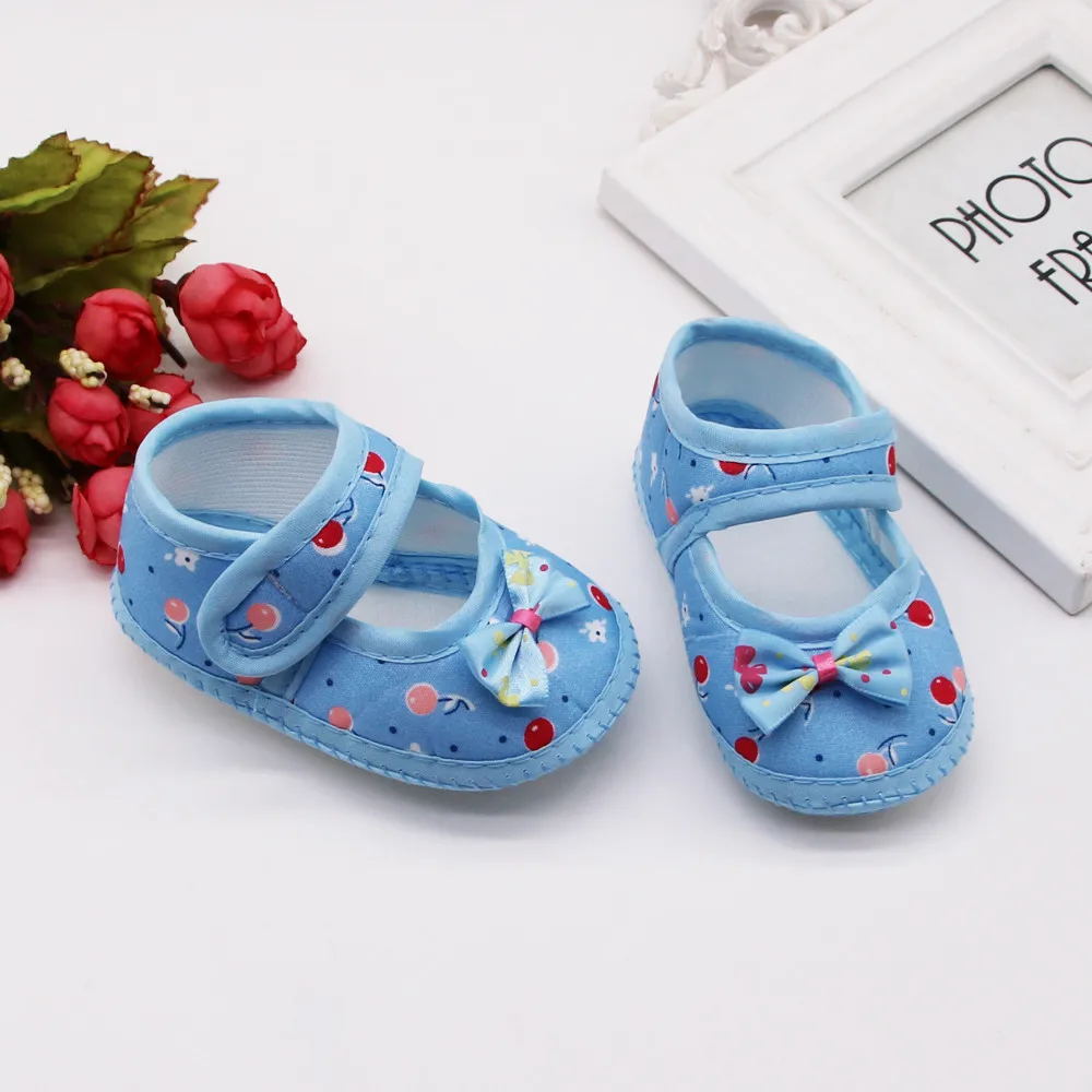 Одежда для новорожденных девочек, Цветочный принт, которые делают первые шаги; обувь для маленьких девочек бант, мягкая подошва предварительно Уокер повседневные туфли на плоской подошве для малышей модная обувь