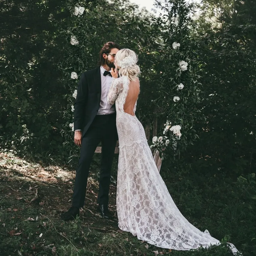 mary-lawless-of-happily-grey-and-madison-lee-wedding2017122601_