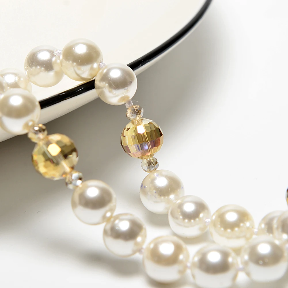 

High-Grade Pearl necklace worn completely smooth skin without blemishes affect strong luster affordable and has quality 011