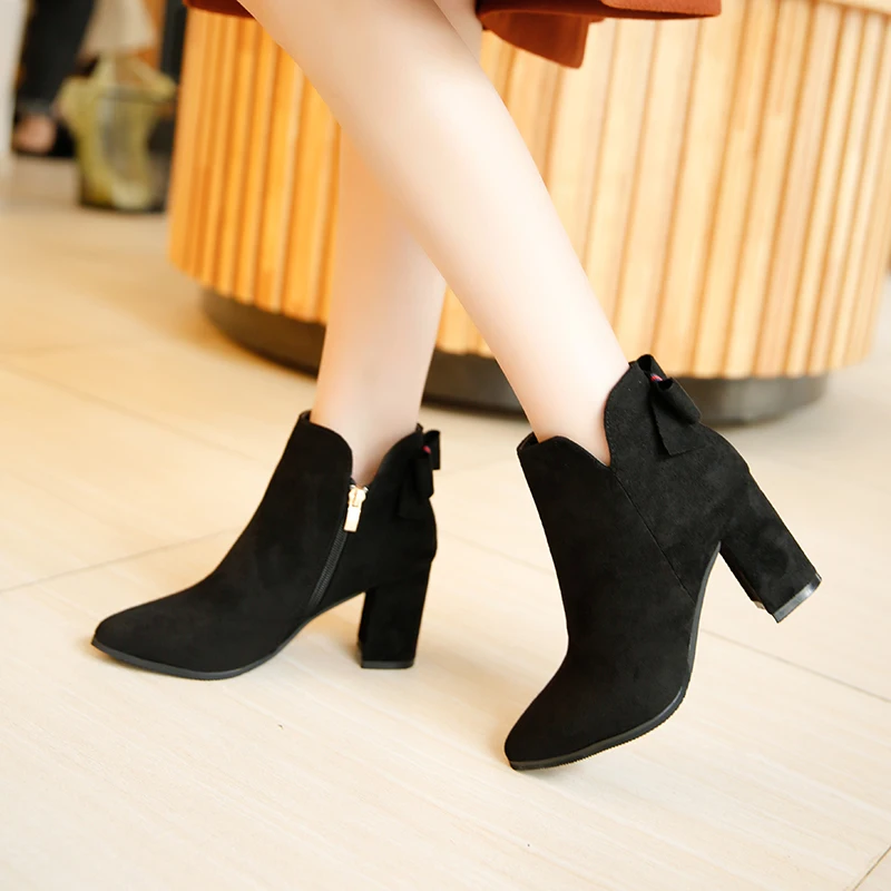 

2018 new British pointed little short boots women's thick heels.