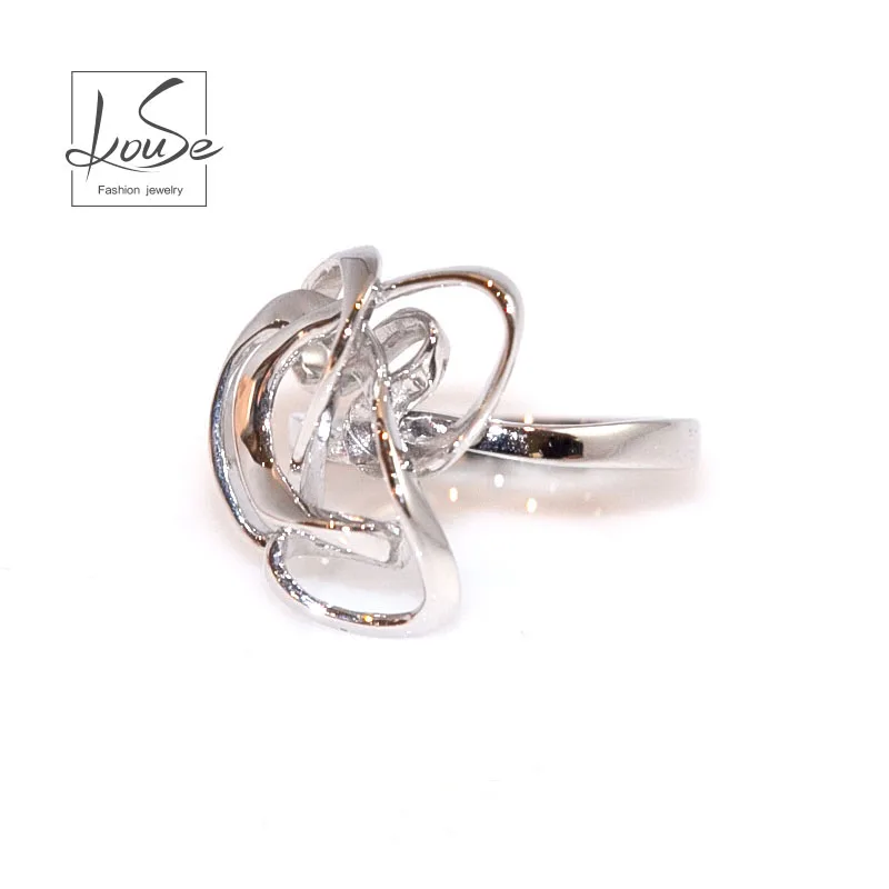 

18-karat gold lady ring can bring you an avant-garde and elegant attitude to life