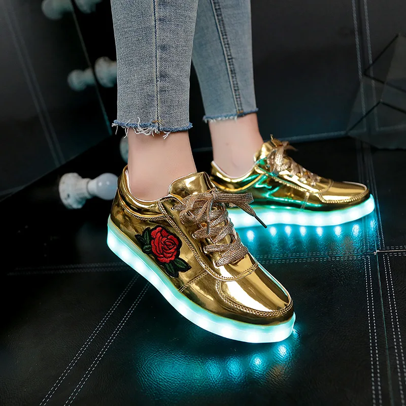 7 ipupas/матовые серебристые и золотые светящиеся кроссовки со светодиодами; обувь на светильник для мальчиков и девочек; неоновые повседневные светящиеся кроссовки для дискотеки на шнуровке; европейские размеры 30-44 - Цвет: 0602 Gold