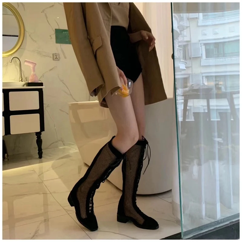 SUOJIALUN/модные брендовые женские летние сапоги до колена; сетчатые дышащие женские сандалии-гладиаторы; пикантные повседневные женские сапоги на низком каблуке - Цвет: black 1