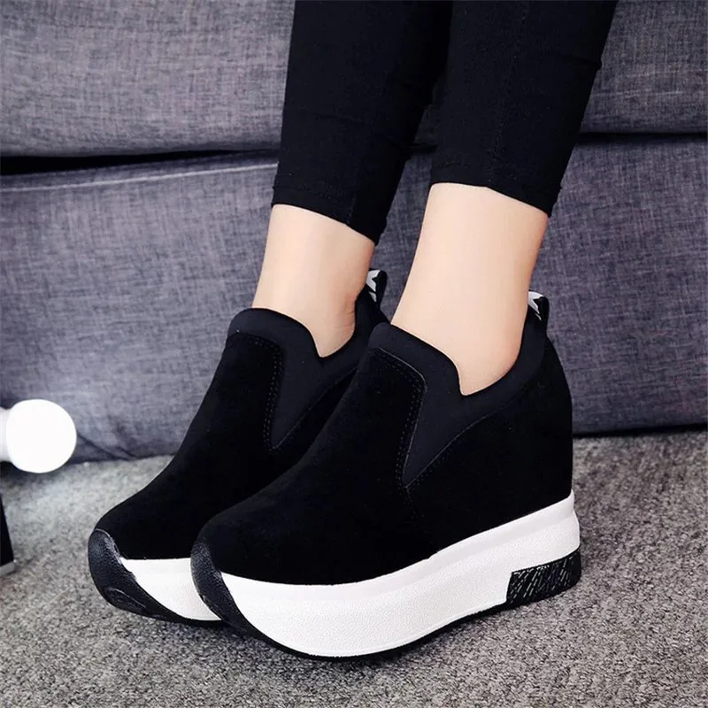 Новые женские повседневные кроссовки из флока на высоком каблуке 5 см, дышащая обувь на платформе, увеличивающая рост, Размеры 35-39