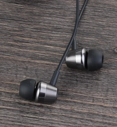 

S600 In-Ear earphone with MIC,metallic color,3.5mm insert pin for universal use
