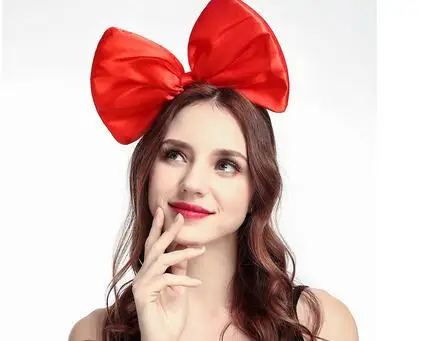 Прическа с бантом для девочки. Повязки для малышей. Красный бант на голову. Красные бантики для девочки. Маленькая девочка в красном платье.