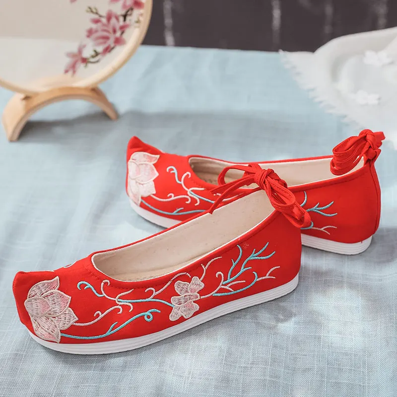 Chaussures De Mariage De Chinois Traditionnel Photo stock - Image du  chaussures, pied: 85523432