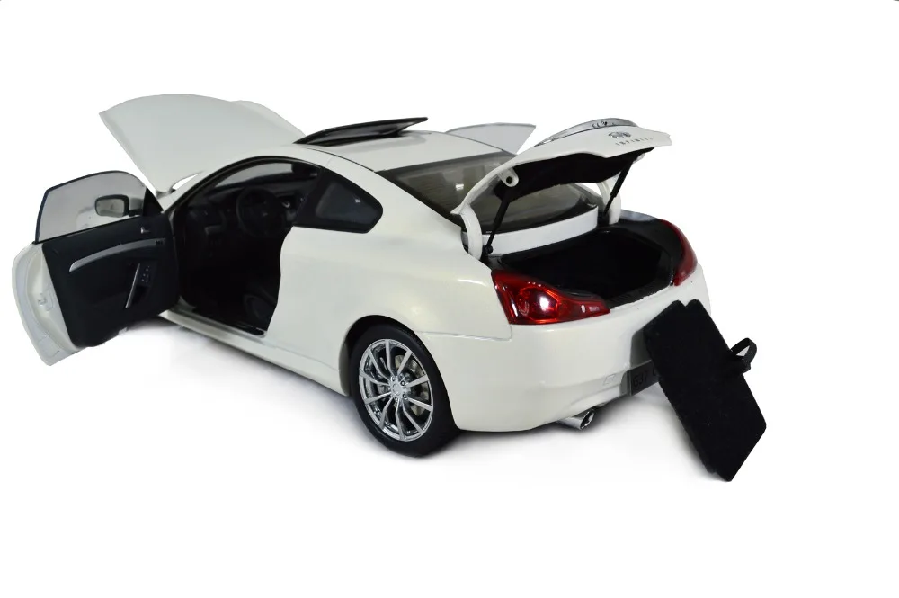 Infiniti_G37_coupe_2013_White_016