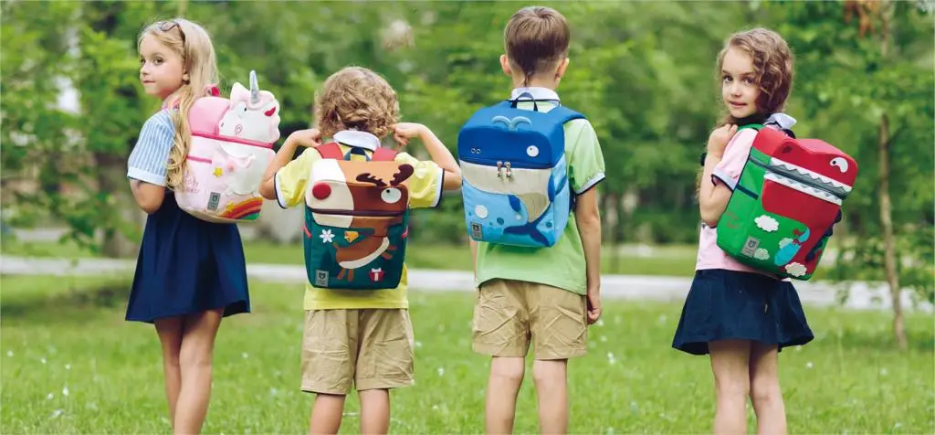 Мальчик и девочка с рюкзаками картинка