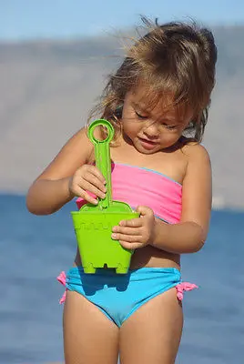 Детское целомудрие. Платье в цветочек для девочки. Ранние девочки. Детское платье с цветами. Дети девчонки на корточках.