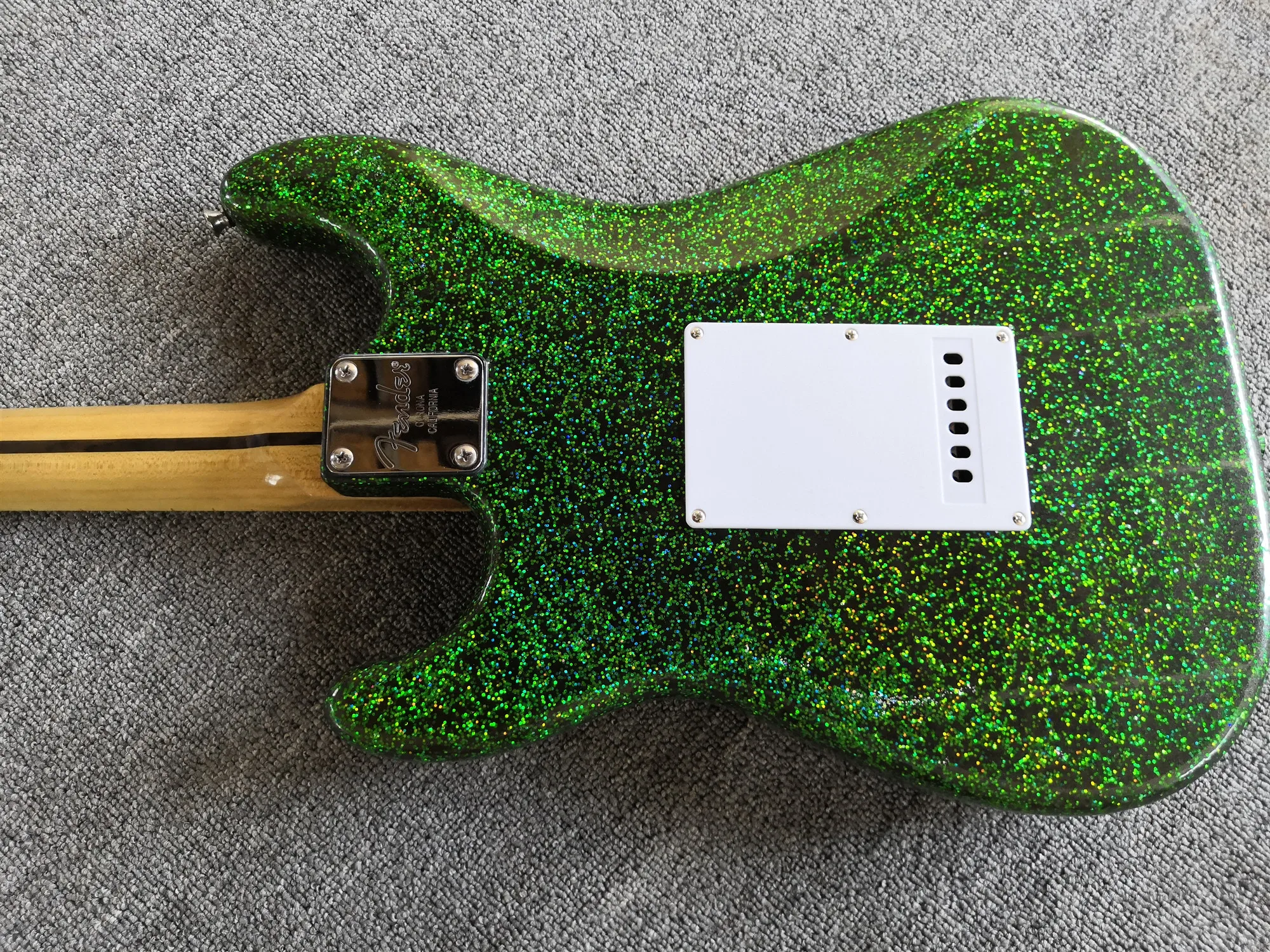 Высококачественные зеленые гранулы str гитара с белой накладкой, звукосниматели sss, хромированные изделия, Индивидуальные! S-37