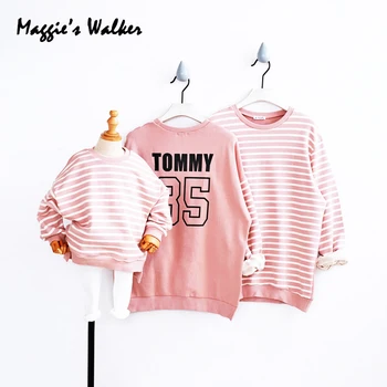 

Family Look Mom Daughter Outfits Mama Son Dad Striped T Shirt Hoodies Letters Back Family Clothes for Christmas Sweatshirt