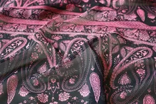 Tissu en mousseline de soie 75D, paisley rose rouge noir, positionnement sur fond imprimé des deux côtés pour vêtements et écharpe CH1738