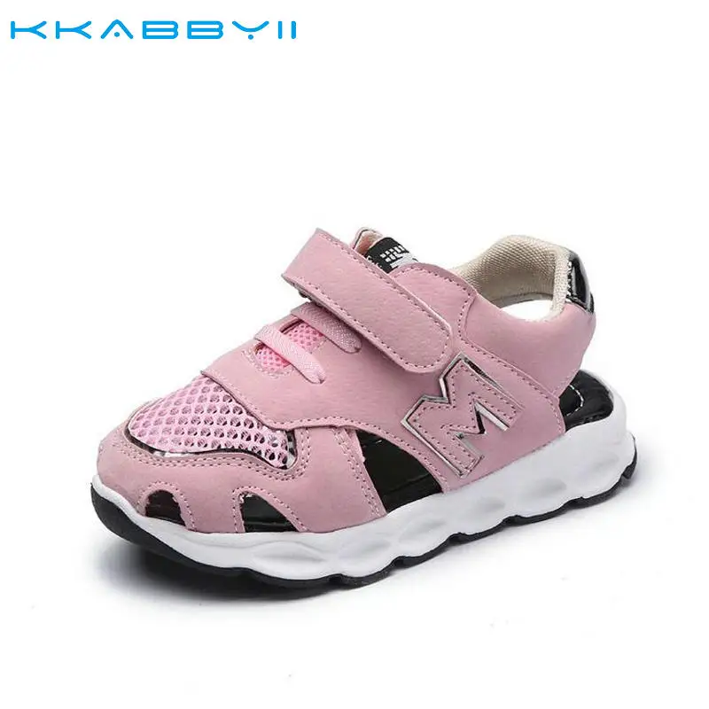 Kkabbyii сезон: весна–лето Модная обувь в Корейском стиле для Обувь для мальчиков сандалии для девочек из сетчатого материала сандалии