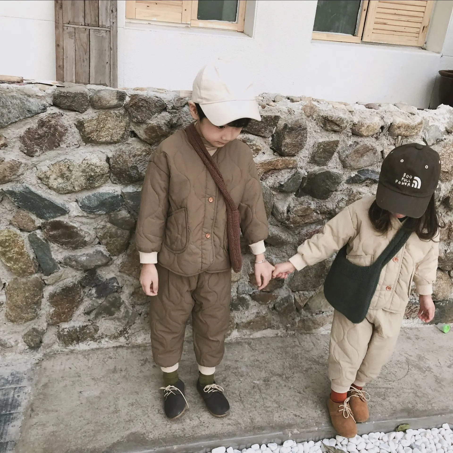Детская одежда в Корейском стиле; повседневные комплекты для маленьких девочек и мальчиков; утепленное пальто+ штаны; комплекты одежды