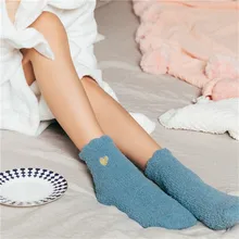 Женские носки для сна, милый коралловый флис, сохраняющий носок из тонкого материала, плотные, с вышивкой в виде сердца, одноцветные, средней длины, махровые носки, женская мода