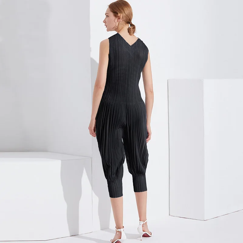 Rompers Womens Jumpsuit 2019 Light Comfortable V-neck Zipper Elastic Miyake Pleats Slim Straps Mid-Calf Casual Jumpsuit Rompers Womens Jumpsuit 2019 Light Comfortable V-neck Zipper Elastic Miyake Pleats Slim Straps Mid-Calf Casual Jumpsuit