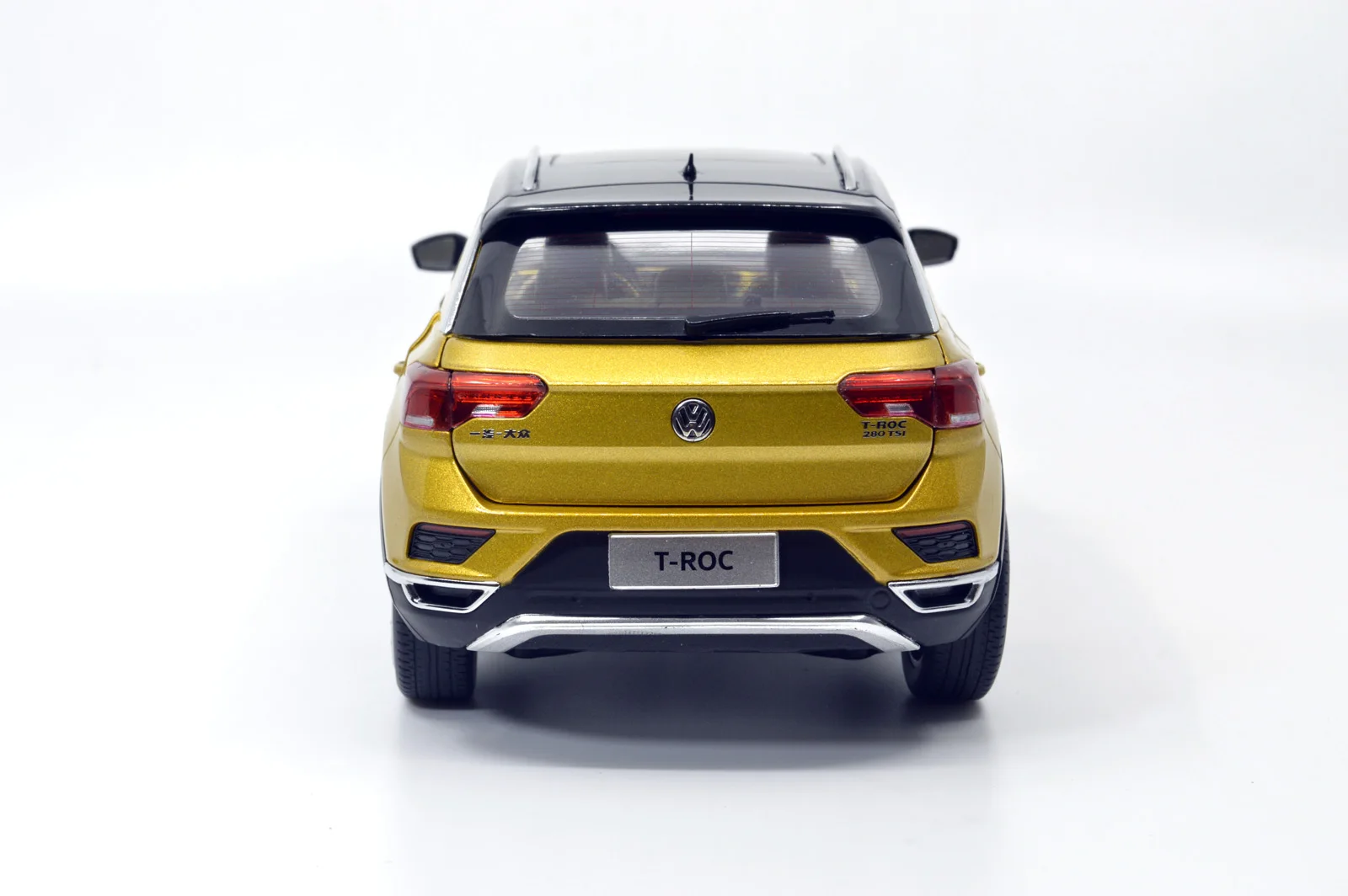 Модель Paudi 1/18 1:18 Масштаб VW Volkswagen T Roc Ограниченная серия Золотой Черный Топ литая под давлением модель автомобиля игрушка модель автомобиля открываются двери