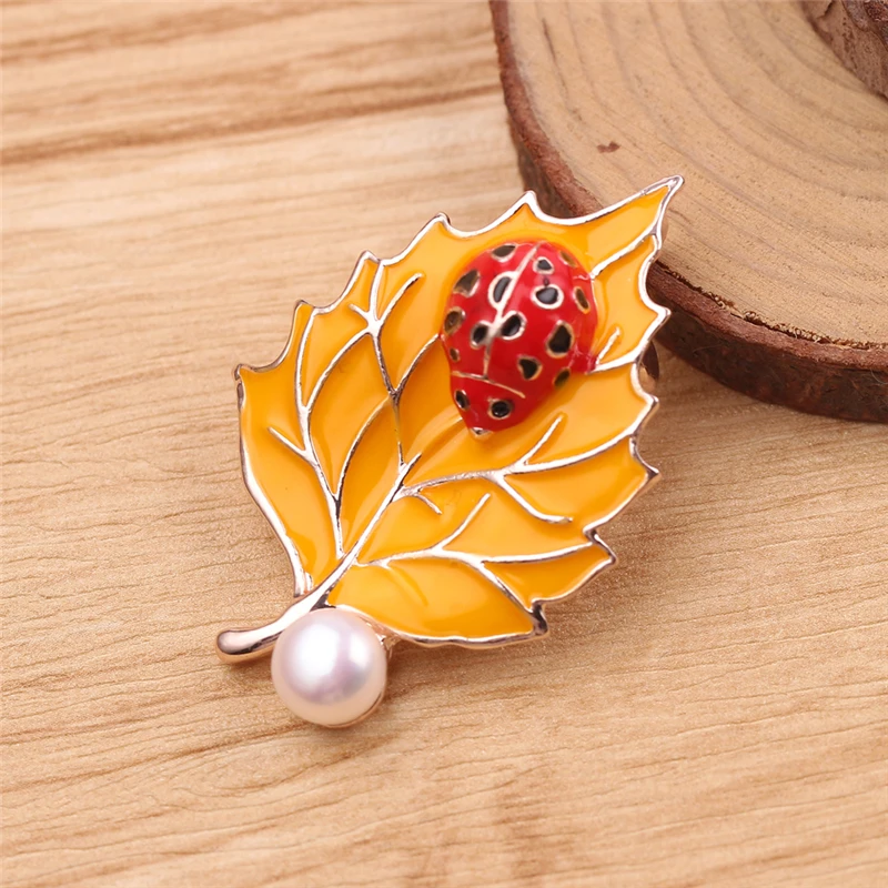 

Spring Sweet Cute Pins Women Enamel Ladybug Leaves Pin Bijoux Skirt Shirt Jeans Coat Lapel Badge Brooch Charm Jewelry