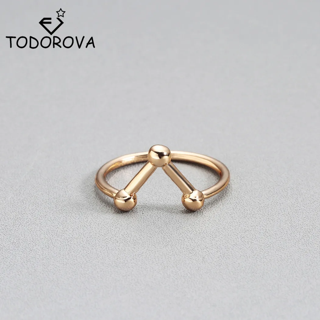Todorova V-образное кольцо с шевроном средней длины кольца золотого цвета