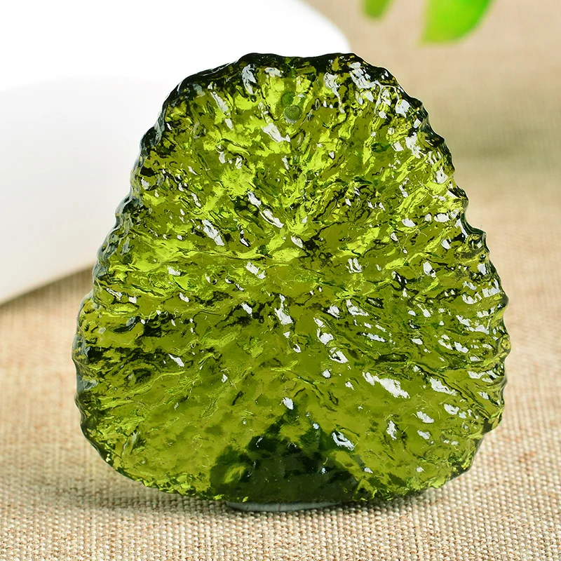 Естественный Moldavite зеленый аэролиты Чешский метеоритов с украшением в виде